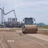 Do thiếu vật liệu san lấp (cát, đá), nhiều gói thầu của dự án cao tốc Châu Đốc-Cần Thơ-Sóc Trăng đoạn qua thành phố Cần Thơ phải thi công cầm chừng. (Ảnh: Thanh Liêm/TTXVN)