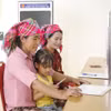 Đồng bào dân tộc Hà Nhì làm thủ tục tại Trung tâm phục vụ hành chính công xã biên giới Sín Thầu, tỉnh Điện Biên. (Ảnh: Trung Kiên/TTXVN)