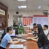 Người dân được hướng dẫn thực hiện giao dịch tại Trung tâm phục vụ Hành chính công phường Hạ Long. (Ảnh: Thanh Vân/TTXVN)