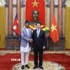 Chủ tịch nước Lương Cường với Đại sứ Cộng hòa Gabon tại Việt Nam Baudelaire Ndong Ella trình Quốc thư. (Ảnh: Lâm Khánh/TTXVN)