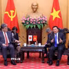 Giáo sư-Tiến sỹ Nguyễn Xuân Thắng, Chủ tịch Hội đồng Lý luận Trung ương tiếp ông Hagiuda Koichi, Quyền Tổng Thư ký Đảng Dân chủ Tự do Nhật Bản. (Ảnh: Văn Điệp/TTXVN)