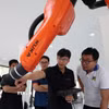 Thử nghiệm robot công nghiệp tại Trung tâm Đào tạo, Nghiên cứu và Phát triển Ứng dụng Robot Công nghiệp và Trí tuệ nhân tạo (Trường Đại học Bách khoa-Đại học Đà Nẵng). (Ảnh: Khoa Chương/TTXVN)