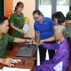 Thực hiện thủ tục thu nhận mẫu sinh phẩm ADN thân nhân liệt sỹ tại Trụ sở Công an phường Vị Tân, thành phố Cần Thơ. (Ảnh: Duy Khương/TTXVN)