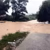 Mưa lớn khiến ngập ngầm tràn, đường giao thông đoạn trên địa bàn xã Phong Nha, Quảng Trị. (Ảnh: TTXVN phát)