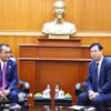 Phó Chủ tịch Ủy ban Trung ương Mặt trận Tổ quốc Việt Nam Cao Xuân Thạo tiếp Ủy viên Trung ương Mặt trận Lào xây dựng đất nước, Ủy viên Ban Thường vụ Thành ủy, Chủ tịch Mặt trận Lào xây dựng đất nước Thủ đô Vientiane Phôngxảvẳn Sỉliphăn. (Ảnh: Minh Đức/TTXVN)