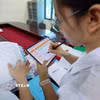 Cơ sở cai nghiện số 3, Công an thành phố Hà Nội cũng triển khai ứng dụng các nền tảng số trong quản lý kho dược, cấp phát thuốc và lưu trữ hồ sơ chuyên môn, giúp giảm đáng kể thời gian xử lý công việc, hạn chế khâu ghi chép thủ công, đồng thời tăng cường khả năng kiểm soát, bảo mật và truy xuất thông tin. (Ảnh: Phạm Kiên/TTXVN)