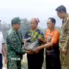 Trao tặng cây càphê giống cho hộ dân bản Móng Nặm, xã Móng Nặm, huyện Xiềng Khọ, tỉnh Hủa Phăn (Lào). (Ảnh: Quang Quyết/TTXVN)