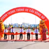Đại biểu thực hiện nghi thức cắt băng khánh thành cầu Đồng Nò 2. (Ảnh: Trần Lê Lâm/TTXVN)