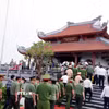 Các đại biểu tham quan tại Đền thờ anh hùng liệt sỹ Công an nhân dân Bùi Thị Cúc. (Ảnh: Đinh Văn Nhiều/TTXVN)
