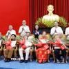 Ủy viên Bộ Chính trị, Bí thư Trung ương Đảng, Chủ tịch Ủy ban Trung ương Mặt trận Tổ quốc Việt Nam Bùi Thị Minh Hoài cùng các đồng chí lãnh đạo Tỉnh ủy, Hội đồng Nhân dân, Ủy ban Nhân dân, Ủy ban Mặt trận Tổ quốc Việt Nam tỉnh Phú Thọ trao tặng Huy hiệu 80 năm tuổi Đảng cho các đảng viên tại buổi lễ. (Ảnh: Tạ Toàn/TTXVN)