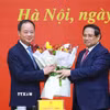 Thủ tướng Phạm Minh Chính trao quyết định và tặng hoa chúc mừng ông Trần Hồng Thái giữ chức Chủ tịch Viện Hàn lâm Khoa học và Công nghệ Việt Nam. (Ảnh: Dương Giang/TTXVN)