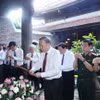 Tổng Bí thư Tô Lâm và đoàn công tác dâng hương tại đền Chung Sơn thờ gia tiên Bác Hồ. (Ảnh: Thống Nhất/TTXVN)