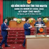 Các đại biểu Hội đồng Nhân dân tỉnh thực hiện quy trình bầu cử tại Kỳ họp. (Ảnh: Hoàng Nguyên/TTXVN)