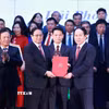 Thủ tướng Phạm Minh Chính trao Quyết định của Bộ Chính trị về việc chỉ định Bí thư Thành ủy Hải Phòng (mới), nhiệm kỳ 2020-2025 cho ông Lê Tiến Châu. (Ảnh: Dương Giang/TTXVN)