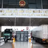 Hoạt động xuất nhập khẩu sôi động tại cửa khẩu quốc tế đường bộ số 2 Kim Thành, tỉnh Lào Cai. (Ảnh: Quốc Khánh/TTXVN)