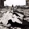 Cảnh đổ nát sau các cuộc không kích của Mỹ nhằm vào các mục tiêu của Houthi tại Sanaa, Yemen. (Ảnh: THX/TTXVN)