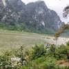 Khu vực sông Gianh, nơi xảy ra vụ lật thuyền làm 2 người tử vong, 2 người mất tích. (Ảnh: TTXVN phát)