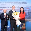 Bà Hà Thanh, Chủ tịch Liên hiệp các tổ chức hữu nghị Thành phố Hồ Chí Minh và ông Bùi Quang Hải, Chủ tịch Hội Hữu nghị Việt Nam-Slovakia Thành phố Hồ Chí Minh tặng hoa chúc mừng ông Marian Veres, Đại biện lâm thời của Đại sứ quán Cộng hòa Slovakia tại Việt Nam. (Ảnh: Xuân Khu/TTXVN)
