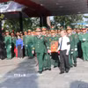 Trưởng Ban Nội chính Trung ương Lê Minh Trí và Thượng tướng Nguyễn Văn Gấu, Thứ trưởng Bộ Quốc phòng đưa hài cốt liệt sĩ đến nơi an táng. (Ảnh: Ngọc Thiện/TTXVN)