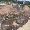 Hoạt động phức tạp dưới lòng sông Krông Nô gây sạt lở nghiêm trọng kéo dài nhiều năm, trong đó có khu vực chân cầu Đức Xuyên nối 2 bờ sông. (Ảnh: Kha Phạm/TTXVN)