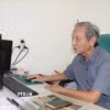 Nguyên Phó Trưởng ban Tuyên giáo Tỉnh ủy Thái Bình Nguyễn Bá Côn nghiên cứu Nghị quyết Hội nghị Trung ương 3, khóa XIV. (Ảnh: Thu Hoài/TTXVN)