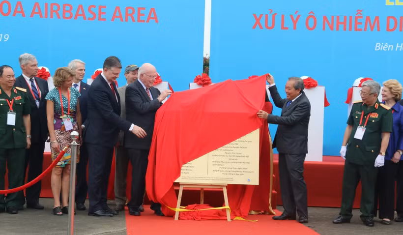 Phó Thủ tướng Thường trực Trương Hòa Bình, Thượng nghị sỹ Patrick Leahy và các đại biểu thực hiện nghi thức khởi động Dự án xử lý ô nhiễm dioxin sân bay Biên Hòa. (Ảnh: Sỹ Tuyên/TTXVN)
