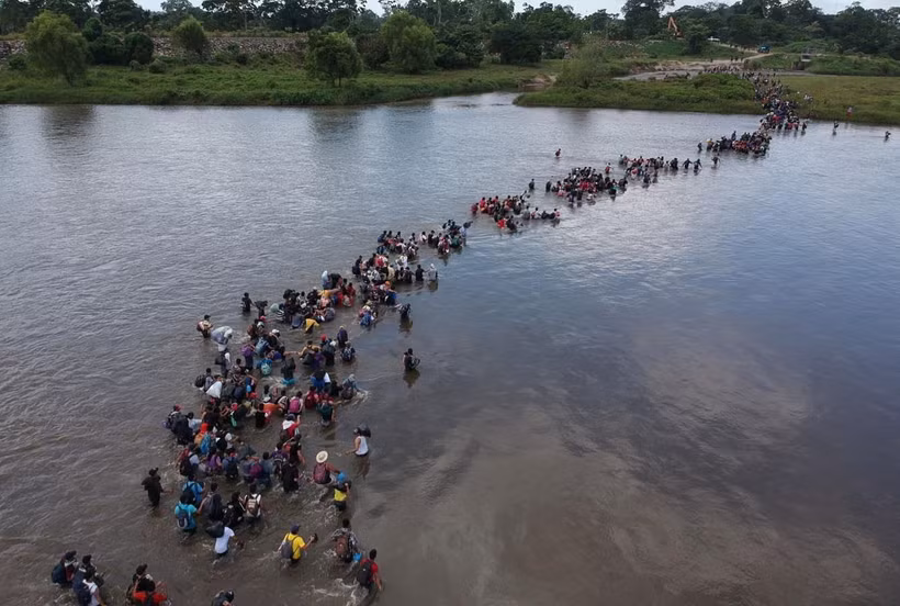 Người di cư băng qua sông Suchiate để tới Mexico, trong hành trình tới Mỹ, ngày 2/11/2018. (Ảnh: AFP/TTXVN)