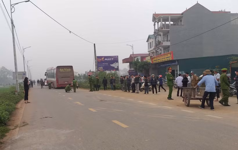 Lực lượng chức năng tỉnh Vĩnh Phúc làm việc tại hiện trường. (Ảnh: Nguyễn Thảo/TTXVN)