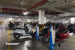 Một trụ sạc dành cho xe điện dưới hầm chung cư tại thành phố Hà Nội. (Ảnh: Việt Hùng/Vietnam+)