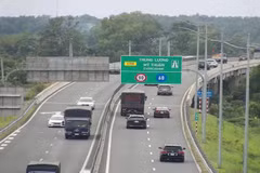Phương tiện lưu thông trên tuyến cao tốc Trung Lương-Mỹ Thuận. (Anh: PV/Vietnam+)