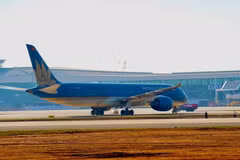 Chuyến bay chở khách đầu tiên của Vietnam Airlines hạ cánh xuống Sân bay Long Thành, đánh dấu mốc quan trọng trong quá trình đưa vào hoạt động. (Ảnh: PV/Vietnam+)