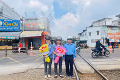 Hai nhân viên gác chắn đã được lãnh đạo ngành đường sắt khen thưởng sau hành động dũng cảm, nhanh trí đảm bảo an toàn chạy tàu. (Ảnh: PV/Vietnam+)