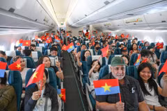Vietnam Airlines tổ chức chuyến bay đặc biệt kỷ niệm 51 năm Ngày Giải phóng miền Nam. (Ảnh: PV/Vietnam+)