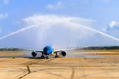 Chuyến bay đầu tiên của Vietnam Airlines khai trương Nhà ga T3 Tân Sơn Nhất đi vào hoạt động. (Ảnh: PV/Vietnam+)