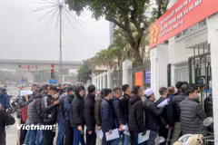 Những ngày gần đây, người dân tại Hà Nội xếp hàng dài chờ vào làm thủ tục đổi giấy phép lái xe tại Sở Giao thông Vận tải Hà Nội. (Ảnh: Việt Hùng/Vietnam+)