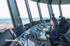 Nhân viên kiểm soát viên không lưu thực hiện điều hành một chuyến bay tại Cảng Hàng không quốc tế Nội Bài. (Ảnh: PV/Vietnam+)