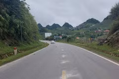 Phương tiện lưu thông trên một đoạn tuyến Quốc lộ 6. (Ảnh: Cục Đường bộ Việt Nam cung cấp)