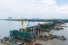 Dự án cầu Trần Hưng Đạo đang được chủ đầu tư và nhà thầu đẩy nhanh tiến độ thi công. (Ảnh: PV/Vietnam+)