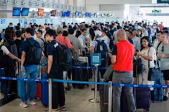 Hành khách làm thủ tục chuyến bay tại Cảng Hàng không quốc tế Nội Bài. (Ảnh: Phan Công/Vietnam+)