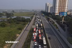 Phương tiện nối đuôi nhau xếp hàng dài trên tuyến cao tốc Pháp Vân-Cầu Giẽ. (Ảnh: PV/Vietnam+)