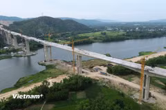 Bảo hiểm công trình là một công cụ quan trọng giúp các chủ đầu tư, nhà thầu phòng ngừa rủi ro. (Ảnh: Quốc Khánh/Vietnam+)