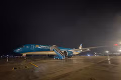 Tàu bay của Vietnam Airlines để thực hiện chuyến bay chở đoàn cứu hộ Việt Nam sang Venezuela. (Ảnh: PV/Vietnam+)