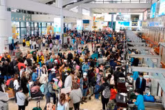Hành khách làm thủ tục chuyến bay tại Cảng hàng không Quốc tế Nội Bài. (Ảnh: PV/Vietnam+)