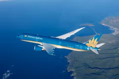 Thiết kế Bông Sen Vàng trên nền sơn xanh của Vietnam Airlines được hành khách bình chọn là “Hãng hàng không có thiết kế sơn tàu bay đẹp nhất”. (Ảnh: VNA cung cấp)