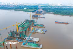 Dự án cầu Trần Hưng Đạo vượt sông Hồng đang dần lộ diện. (Ảnh: PV/Vietnam+)