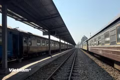 Tuyến đường sắt Hà Nội-Lào Cai ngày càng thu hút hành khách đi tàu do lịch trình và giờ đi thuận tiện. (Ảnh: PV/Vietnam+)
