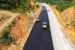 Nhà thầu thi công thảm bê tông nhựa nền đường Dự án cao tốc Hữu Nghị-Chi Lăng. (Ảnh: PV/Vietnam+)