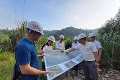 Ban điều hành dự án cùng nhà thầu thực địa tại Dự án cao tốc Chợ Mới-Bắc Kạn. (Ảnh: Việt Hùng/Vietnam+)