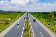 Phương tiện lưu thông trên tuyến cao tốc Cầu Giẽ-Ninh Bình. (Ảnh: PV/Vietnam+)