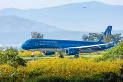 Máy bay Vietnam Airlines cất cánh tại một sân bay nước ta. (Ảnh: PV/Vietnam+)